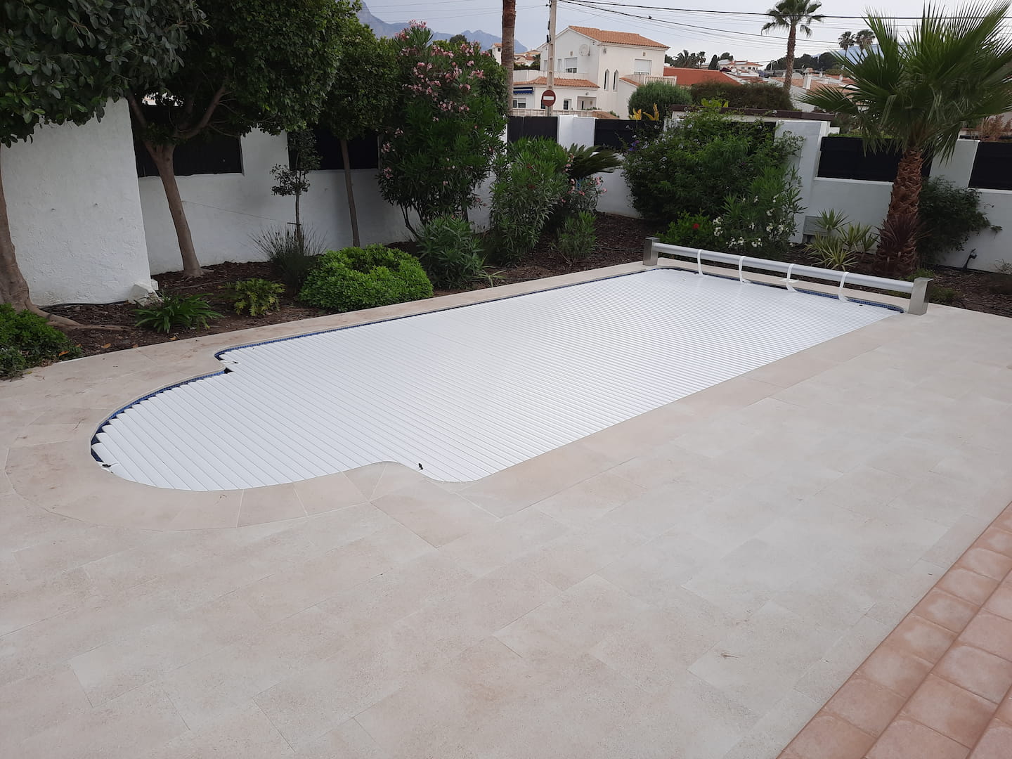 Automatic swimming pool cover installation