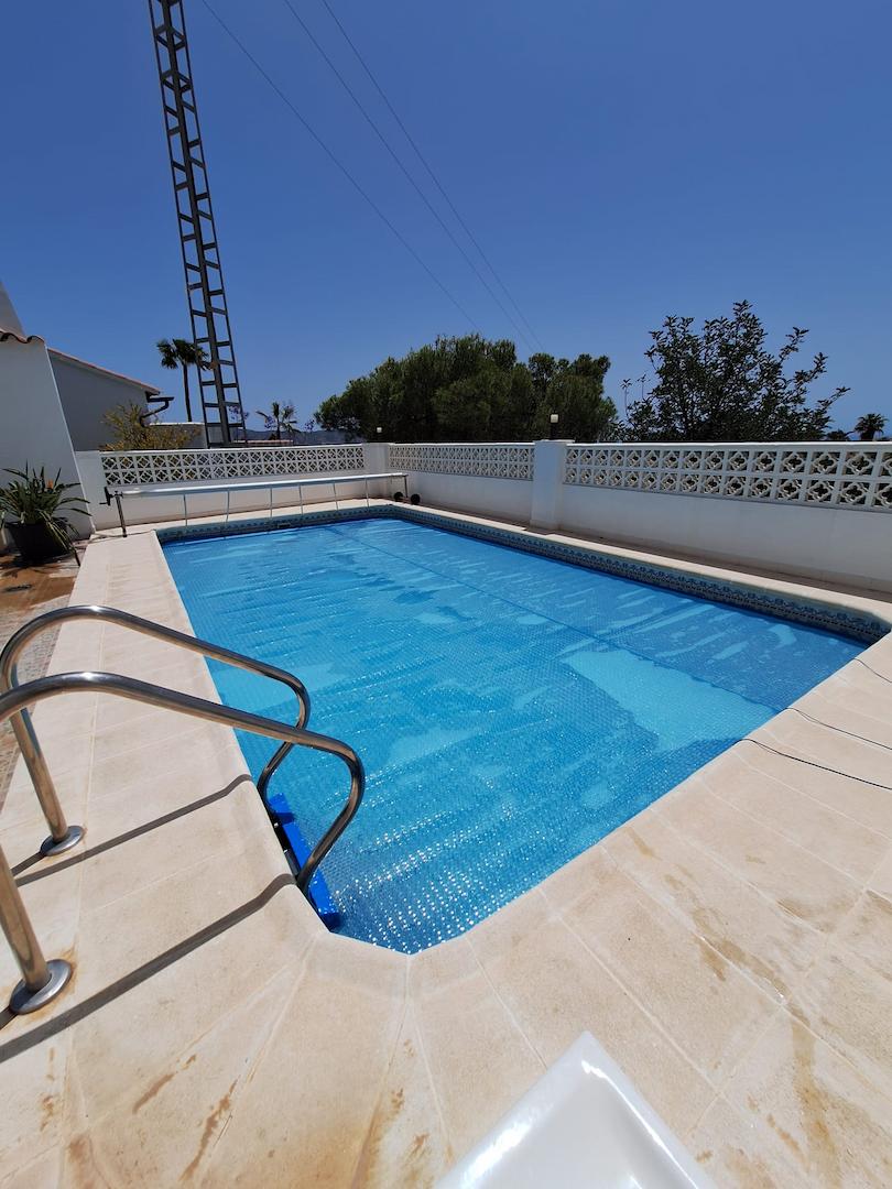 Manual swimming pool cover installation